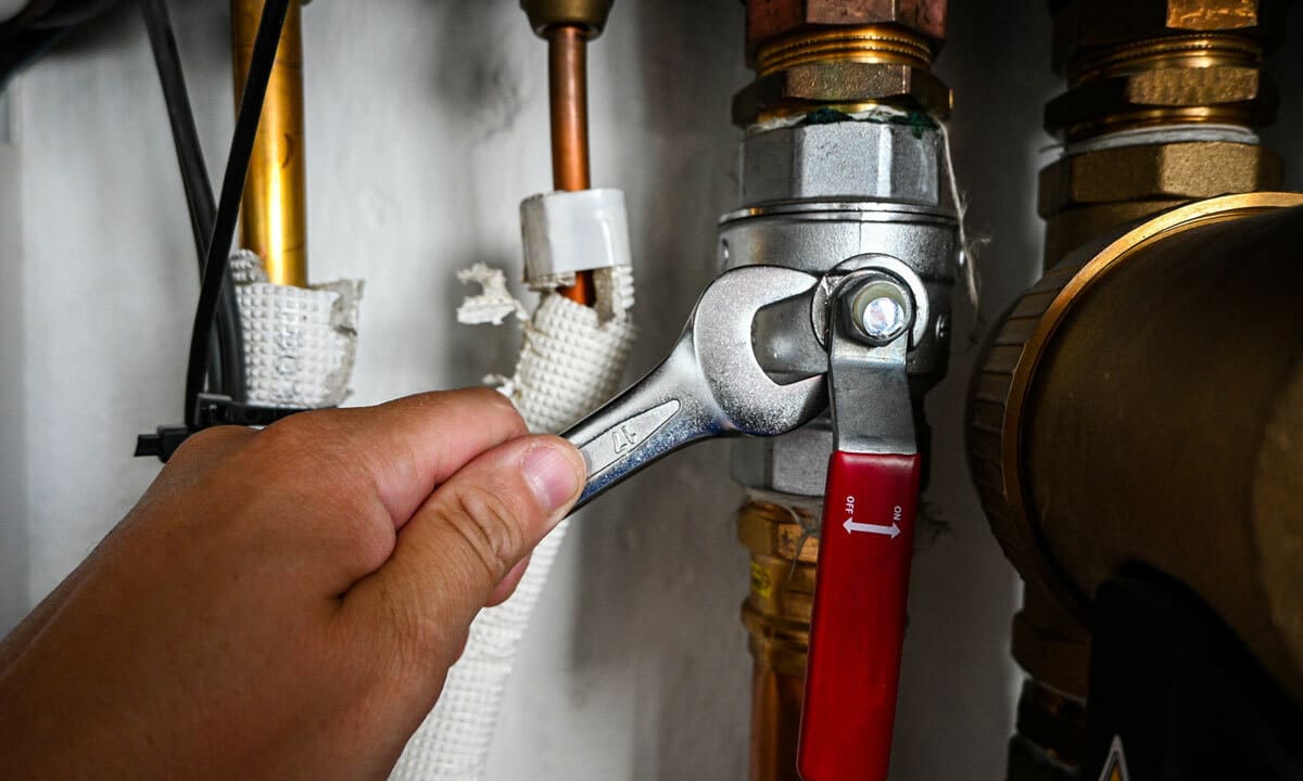Tightening gas lines for a water heater